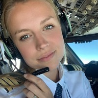 2. Kim De Klop tertarik dengan dunia penerbangan sejak usia 19 tahun. Setelah memutuskan untuk jadi pilot profesional, dia mulai pelatihan di Rumania dan bekerja untuk penerbangan berbujet rendah. Foto: Instagram/@737pilotgirl