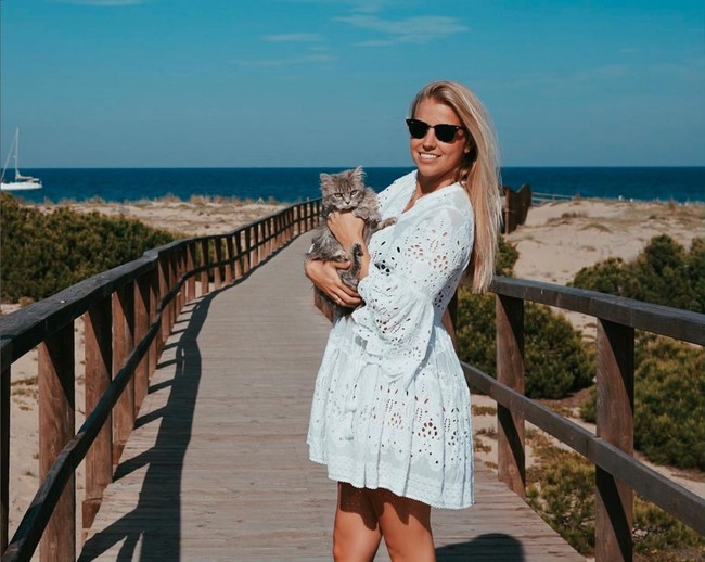 Selain mengunggah aktivitasnya sebagai pilot, Kim De Klop juga kerap kali membagikan kegiatan santainya. Foto: Instagram/@737pilotgirl