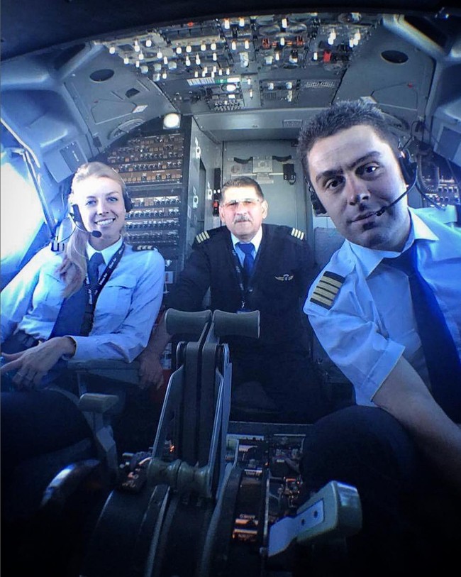 Kim De Klop baru-baru ini viral di media sosial. Berparas cantik, ia mencuri perhatian karena profesinya sebagai pilot muda. Foto: Instagram/@737pilotgirl