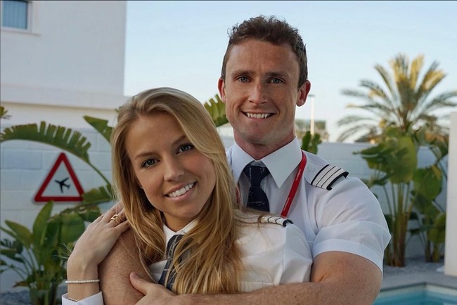 Salah satunya kebersamaannya dengan sang kekasih yang juga seorang pilot. Hubungan mereka pun sudah berjalan selama tiga tahun. Foto: Instagram/@737pilotgirl