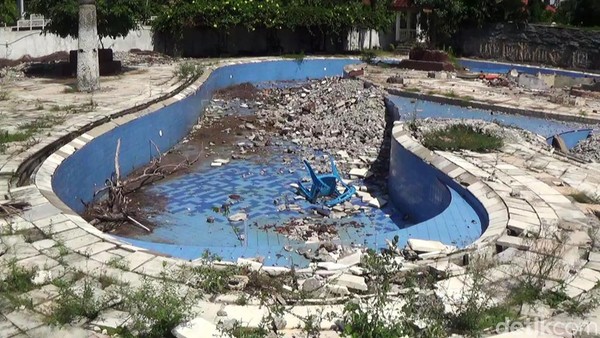Kondisi kolam renang Plaza Marina pun memprihatinkan. Kolam yang dulunya selalu didatangi anak-anak dan pelajar kini terbengkalai, banyak yang rusak, usang, tak terawat, banyak rumput liar tumbuh.