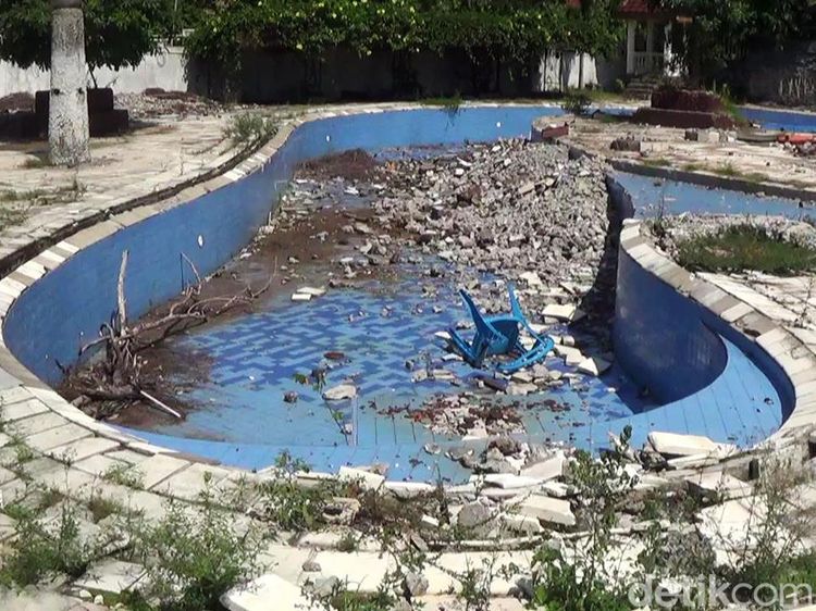 Penampakan Kolam Renang yang Dulu Dipuja Kini Tinggal Kenangan