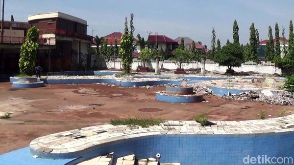 Padahal saat masih buka, kolam renang Plaza Marina bekerja sama dengan hampir semua sekolah negeri di Surabaya. Mulai dari pelajar playgroup, TK, SD, SMP hingga SMA dan SMK, pernah berenang di sini.