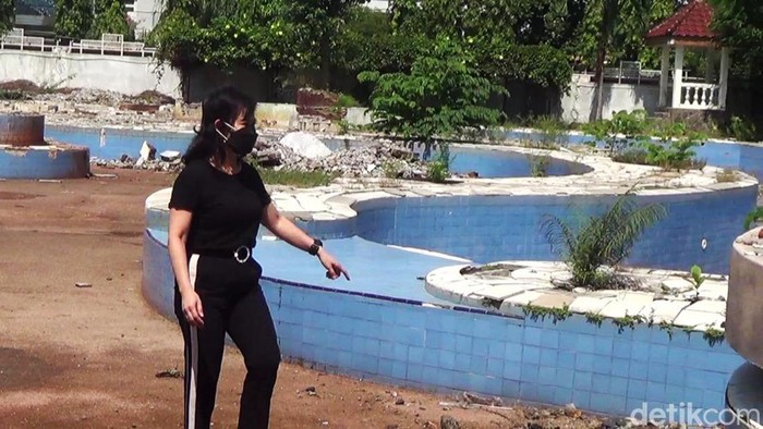 Kolam Renang Marina Kini Tinggal Kenangan Gelak tawa hingga rona bahagia warga Surabaya saat bermain air di kolam renang Plaza Marina kini hanya tinggal kenangan. Pandemi COVID-19 memaksa kolam yang kerap didatangi pelajar Surabaya ini tutup.