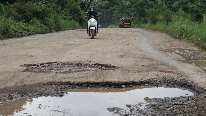 Kondisi Jalan Lingkar Utara Majalengka yang rusak berlubang