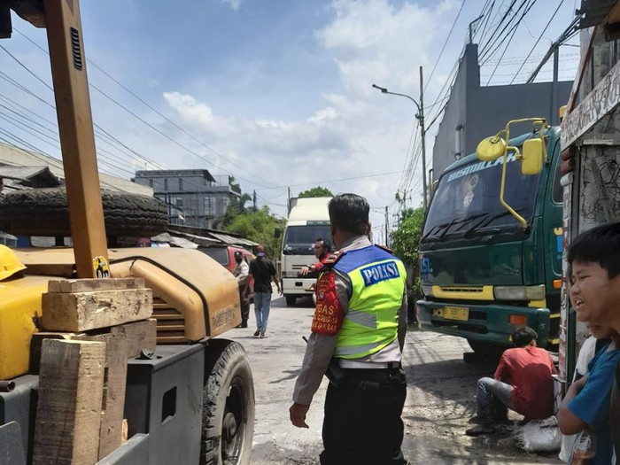 Kontainer yang mogok di Kalideres dievakuasi (Dok istimewa)