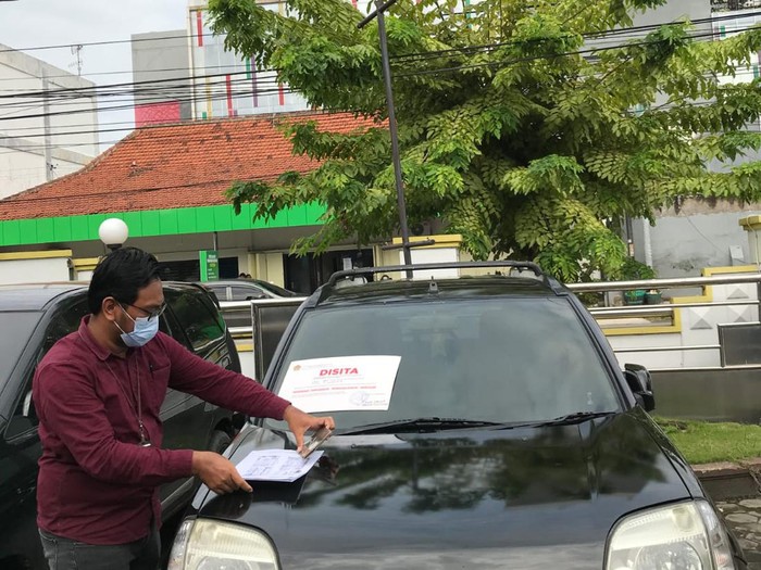 KPP Pratama sita mobil penunggak pajak, Kamis (27/1/2022).