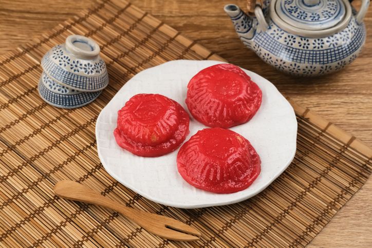 Kue khas Imlek yang melambangkan keberuntungan.