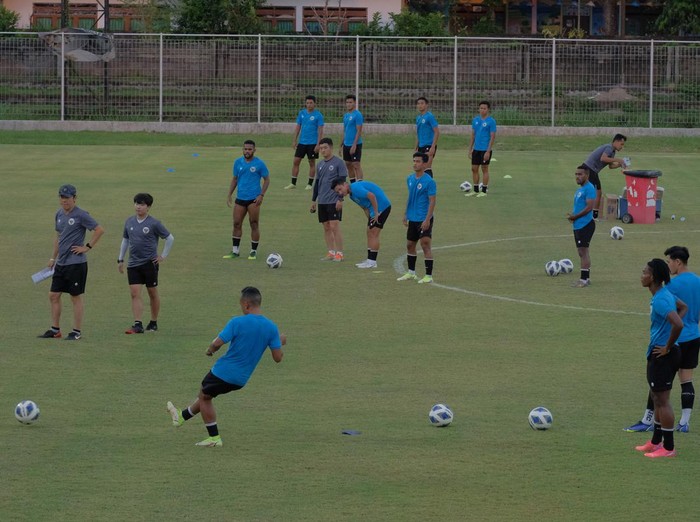 Sejumlah pesepak bola Timnas Indonesia (biru) melakukan latihan di Lapangan Gelora Samudra Kuta, Badung, Bali, Rabu (26/1/2022). Sementara, Timnas Timor Leste (merah) berlatihan di Lapangan Gelora Trisakti, Badung, Bali. Timnas Indonesia akan menghadapi Timnas Timor Leste dalam pertandingan persahabatan internasional di Stadion Kapten I Wayan Dipta, Gianyar, pada Kamis (27/1/2022).