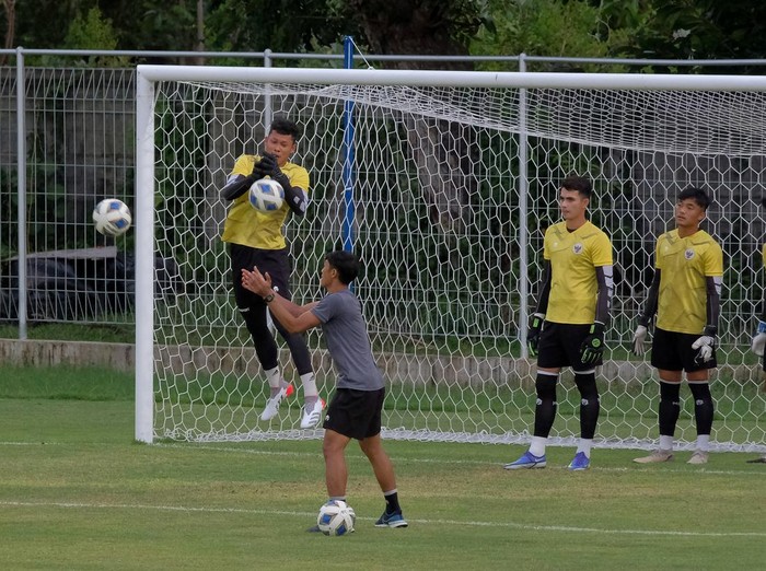 Sejumlah pesepak bola Timnas Indonesia (biru) melakukan latihan di Lapangan Gelora Samudra Kuta, Badung, Bali, Rabu (26/1/2022). Sementara, Timnas Timor Leste (merah) berlatihan di Lapangan Gelora Trisakti, Badung, Bali. Timnas Indonesia akan menghadapi Timnas Timor Leste dalam pertandingan persahabatan internasional di Stadion Kapten I Wayan Dipta, Gianyar, pada Kamis (27/1/2022).