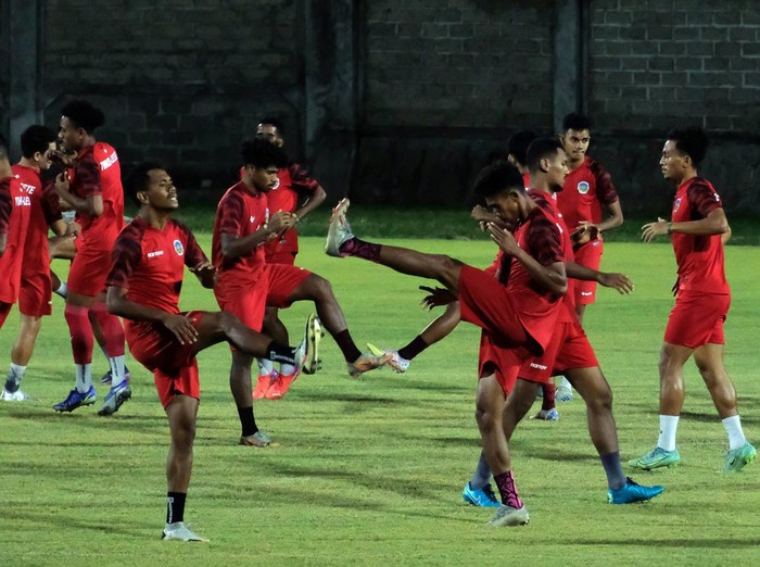 Sejumlah pesepak bola Timnas Indonesia (biru) melakukan latihan di Lapangan Gelora Samudra Kuta, Badung, Bali, Rabu (26/1/2022). Sementara, Timnas Timor Leste (merah) berlatihan di Lapangan Gelora Trisakti, Badung, Bali. Timnas Indonesia akan menghadapi Timnas Timor Leste dalam pertandingan persahabatan internasional di Stadion Kapten I Wayan Dipta, Gianyar, pada Kamis (27/1/2022).