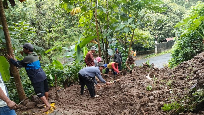 Longsor terjadi hingga menutup jalan di Desa Menawan Kecamatan Gebog, Kudus, Kamis (27/1/2022).