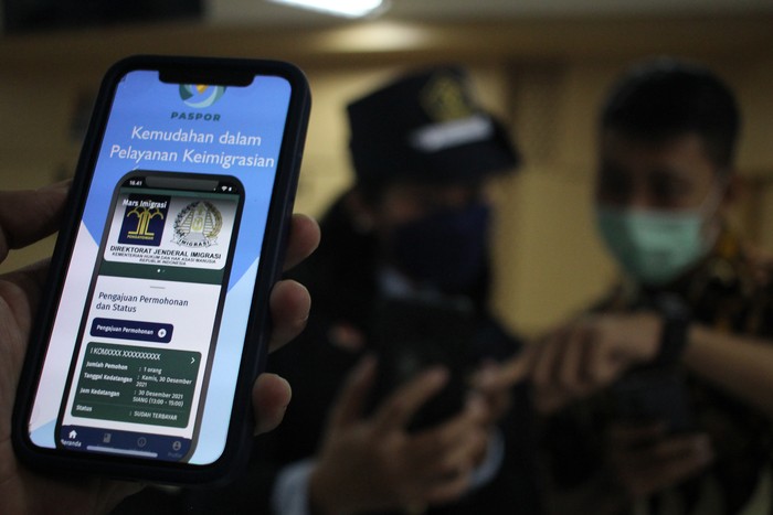 Petugas Imigrasi menunjukkan aplikasi Mobile Paspor atau M-PASPOR di Pusat Pelayanan Terpadu Kanwil Kemenkumham Jawa Timur, Surabaya, Jawa Timur, Kamis (27/1/2022). Aplikasi yang diluncurkan Ditjen Imigrasi Kementerian Hukum dan Hak Asasi Manusia dan bisa diunduh dari Play Store itu untuk memudahkan dan mempercepat masyarakat dalam pengurusan paspor. ANTARA FOTO/Didik Suhartono/wsj.
