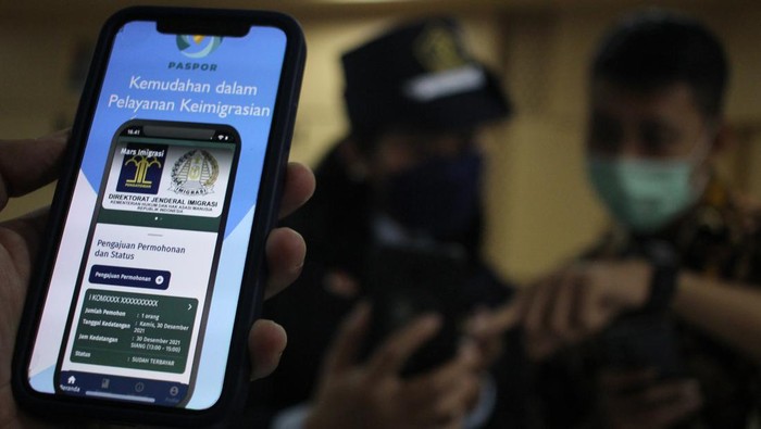 Petugas Imigrasi menunjukkan aplikasi Mobile Paspor atau M-PASPOR di Pusat Pelayanan Terpadu Kanwil Kemenkumham Jawa Timur, Surabaya, Jawa Timur, Kamis (27/1/2022). Aplikasi yang diluncurkan Ditjen Imigrasi Kementerian Hukum dan Hak Asasi Manusia dan bisa diunduh dari Play Store itu untuk memudahkan dan mempercepat masyarakat dalam pengurusan paspor. ANTARA FOTO/Didik Suhartono/wsj.