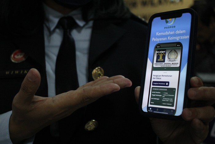 Petugas Imigrasi menunjukkan aplikasi Mobile Paspor atau M-PASPOR di Pusat Pelayanan Terpadu Kanwil Kemenkumham Jawa Timur, Surabaya, Jawa Timur, Kamis (27/1/2022). Aplikasi yang diluncurkan Ditjen Imigrasi Kementerian Hukum dan Hak Asasi Manusia dan bisa diunduh dari Play Store itu untuk memudahkan dan mempercepat masyarakat dalam pengurusan paspor. ANTARA FOTO/Didik Suhartono/wsj.