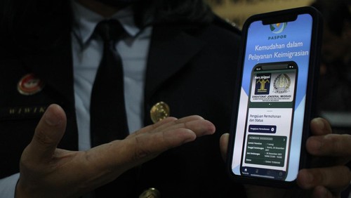 Petugas Imigrasi menunjukkan aplikasi Mobile Paspor atau M-PASPOR di Pusat Pelayanan Terpadu Kanwil Kemenkumham Jawa Timur, Surabaya, Jawa Timur, Kamis (27/1/2022). Aplikasi yang diluncurkan Ditjen Imigrasi Kementerian Hukum dan Hak Asasi Manusia dan bisa diunduh dari Play Store itu untuk memudahkan dan mempercepat masyarakat dalam pengurusan paspor. ANTARA FOTO/Didik Suhartono/wsj.