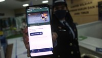 Adanya aplikasi tersebut berarti masyarakat tidak perlu lagi menunggu lama untuk petugas mengunggah dan memasukkan data permohonan. Nantinya masyarakat hanya perlu mengunggah berkas persyaratan dan memilih kantor imigrasi dan jadwal kedatangan yang diinginkan. ANTARA FOTO/Didik Suhartono  