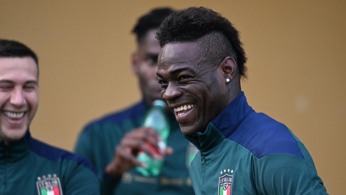 Mario Balotelli tidak masuk ke skuad Timnas Italia di kualifikasi Piala Dunia 2022. (Foto: Getty Images/Claudio Villa)