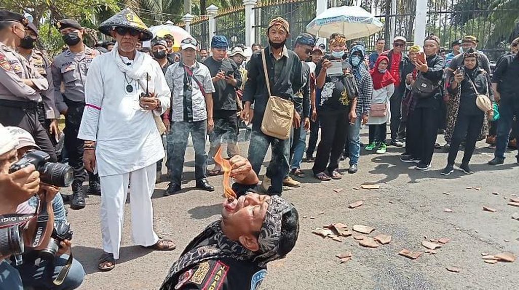 Masyarakat Sunda Demo DPR: Jabar Tanpa PDIP atau PDIP Tanpa Arteria!