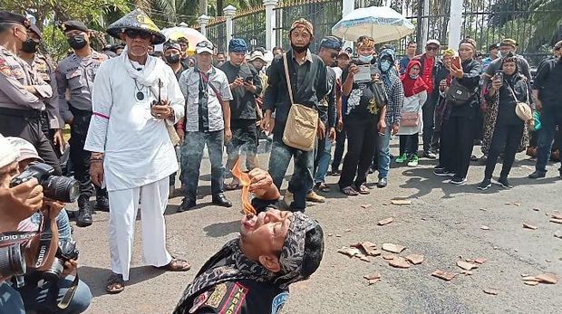 Masyarakat Sunda beraksi debus di depan Gedung DPR RI (Anggi/detikcom)