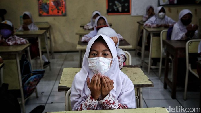 Melihat Pembelajaran Tatap Muka 100% di Tengah Lonjakan Omicron Sejumlah siswa-siswi mengikuti pembelajaran tatap muka 100 persen di kawasan SDN Rorotan 02 Pagi, Rorotan, Jakarta Utara, Kamis (27/1). Pembelajaran tatap muka ini berlangsung di tengah melonjaknya kasus Omicron.