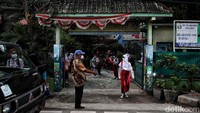 Seiring lonjakan kasus COVID-19 RI akibat varian Omicron, pemerintah memutuskan untuk tetap melanjutkan pembelajaran tatap muka (PTM). Sejumlah sekolah hingga saat ini juga masih menjalankan PTM meski bikin cemas para orang tua.