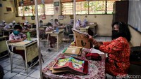 Untuk kelas 1 dan 2 dimulai pukul 06.30 WIB. Sedangkan kelas 3 mulai pukul  09.00 WIB. Kemudian untuk kelas 4, 5, 6 tetap masuk pagi dan pulang pukul 10.00 WIB atau 11.00 WIB.