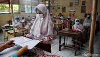 Saat menjalani pembelajaran tatap muka, pihak sekolah selalu menghimbau protokol kesehatan. Salah satunya selalu menegur murid yang tidak taat prokes dan menerapkan alur prokes dari awal datang, proses belajar dan pulang sekolah.