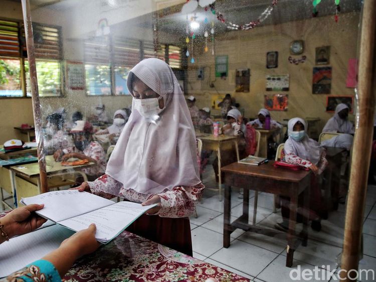 Ironi, Omicron Melonjak Namun Sekolah Tatap Muka Masih 100 Persen