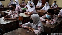 Para siswa harus memakai masker saat di dalam maupun ruang kelas. Hal itu untuk mengantisipasi penyebaran vidus Corona.