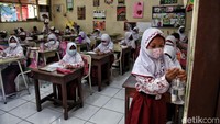 Jaga jarak juga diterapkan dalam proses belajar agar tidak terjadi penumpukan.