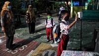 Pembelajaran tatap muka 100% ini berlangsung dengan protokol kesehatan ketat. Para siswa wajib melakukan cek suhu tubuh sebelum memasuki sekolah.