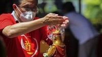 Persiapan ini tidak hanya diikuti oleh umat Konghucu, melainkan oleh warga dari berbagai lintas keyakinan dan agama. 