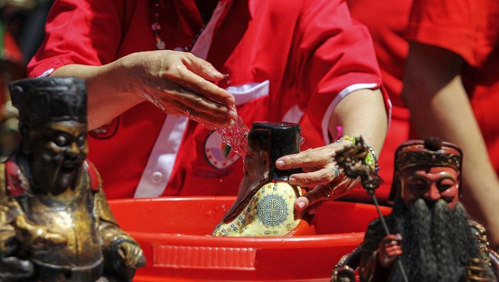 Melihat Persiapan Klenteng Fuk Ling Miau Yogyakarta Sambut Imlek Sejumlah elemen masyarakat dari turut serta pada saat membersihkan Klenteng dan patung dewa jelang perayaan Imlek 2022 di Klenteng Fuk Ling Miau, Gondomanan, Yogyakarta, Kamis (27/1/2022).