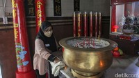 Kegiatan bersih-bersih klenteng tersebut diikuti oleh ratusan warga dari berbagai ormas seperti Satgas PPA, Foreder, Banser, Interfaith Voice, Srili, SIV, MIM, Merkids, Pemuda Katolik dan GK Ladies itu menjadi salah satu bentuk nyata toleransi umat beragama menyambut Imlek 2022. 