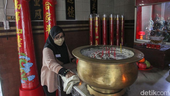Melihat Persiapan Klenteng Fuk Ling Miau Yogyakarta Sambut Imlek Sejumlah elemen masyarakat dari turut serta pada saat membersihkan Klenteng dan patung dewa jelang perayaan Imlek 2022 di Klenteng Fuk Ling Miau, Gondomanan, Yogyakarta, Kamis (27/1/2022).
