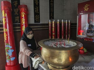 Potret Indahnya Toleransi saat Warga Bantu Bersihkan Klenteng di Jogja
