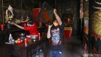 Warga keturunan Tionghoa juga mulai mendekorasi klenteng untuk menyambut Imlek.