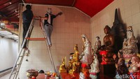 Lantai hingga dinding klenteng juga dibersihkan. Hal itu dilakukan untuk memberikan kenyamanan kepara jemaat yang beribadah di klenteng tersebut.