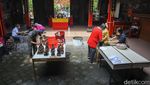 Gotong Royong Bersihkan Klenteng Fuk Ling Miau Yogya Sambut Imlek