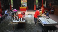 Patung-patung dewa itu disikat untuk menghilangkan debu yang menempel.