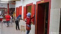 Klenteng Fuk Ling Miau mulai dibersihkan menjelang perayaan tahun baru Imlek di Klenteng Fuk Ling Miau, Gondomanan, Yogyakarta, Kamis (27/1/2022) .