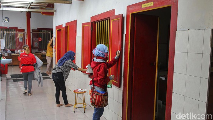 Melihat Persiapan Klenteng Fuk Ling Miau Yogyakarta Sambut Imlek Sejumlah elemen masyarakat dari turut serta pada saat membersihkan Klenteng dan patung dewa jelang perayaan Imlek 2022 di Klenteng Fuk Ling Miau, Gondomanan, Yogyakarta, Kamis (27/1/2022).