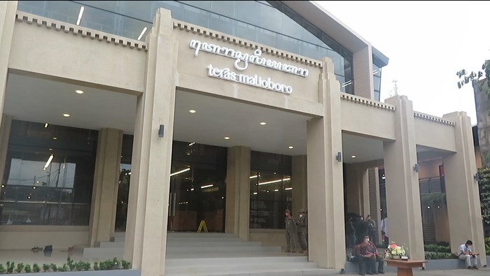 Gubernur Daerah Istimewa Yogyakarta (DIY) Sri Sultan Hamengku Buwono X meresmikan Teras Malioboro sebagai lokasi baru bagi para pedagang kaki lima (PKL) Malioboro. Nama ini merupakan identitas baru dua lokasi relokasi para PKL Malioboro.