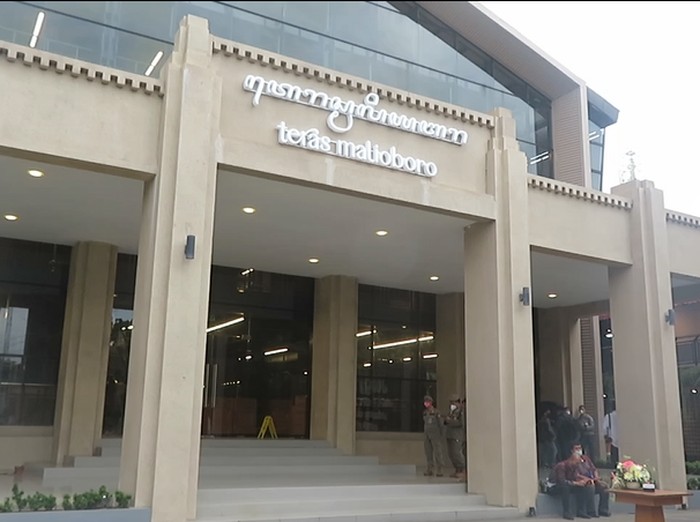 Gubernur Daerah Istimewa Yogyakarta (DIY) Sri Sultan Hamengku Buwono X meresmikan Teras Malioboro sebagai lokasi baru bagi para pedagang kaki lima (PKL) Malioboro. Nama ini merupakan identitas baru dua lokasi relokasi para PKL Malioboro.