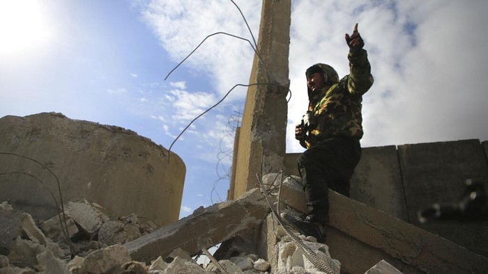 Mencekam! Pasukan Kurdi Kontak Senjata Lawan ISIS di Suriah This photo provided by the Kurdish-led Syrian Democratic Forces, shows some Islamic State group fighters, who surrendered after clashing with Kurdish-led Syrian Democratic Forces, at Gweiran Prison, in Hassakeh, northeast Syria, Monday, Jan. 24, 2022. Clashes between U.S.-backed Syrian Kurdish fighters and militants continued for a fourth day Sunday near the prison in northeastern Syria that houses thousands of members of IS, the Kurdish force said.