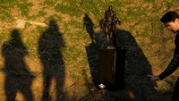 Di bagian bawah patung, Dan Medina mengukir nama delapan kecelakaan helikopter. Di antaranya ada nama-nama korban seperti John Altobelli, Keri Altobelli, Alyssa Altobelli, Christina Mauser, Sarah Chester, Payton Chester, dan sang pilot Ara Zobayan.  