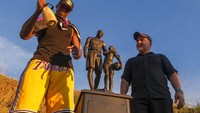 Dilansir dari berbagai sumber, Kamis (27/1/2022), patungnya menampilkan Kobe Bryant dalam kostum basket andalannya, LA Lakers. Dia berdiri dan tersenyum kepada putrinya yang sedang membawa bola basket.  