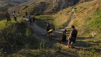Patung perunggu itu seberat 72,57 kilogram dan sengaja di lokasi peristiwa kecelakaan di salah satu bukit di Calabasas. Nantinya, patung itu segera dipindahkan ke lokasi lainnya.  
