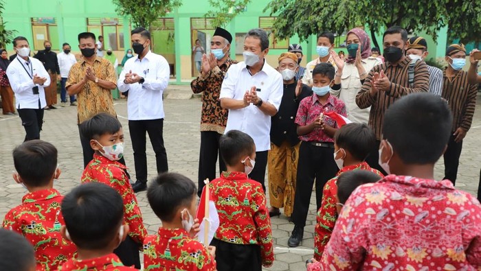 Menteri KP Sakti Wahyu Trenggono mengajak siswa SDN 01 Ngablak makan ikan.
